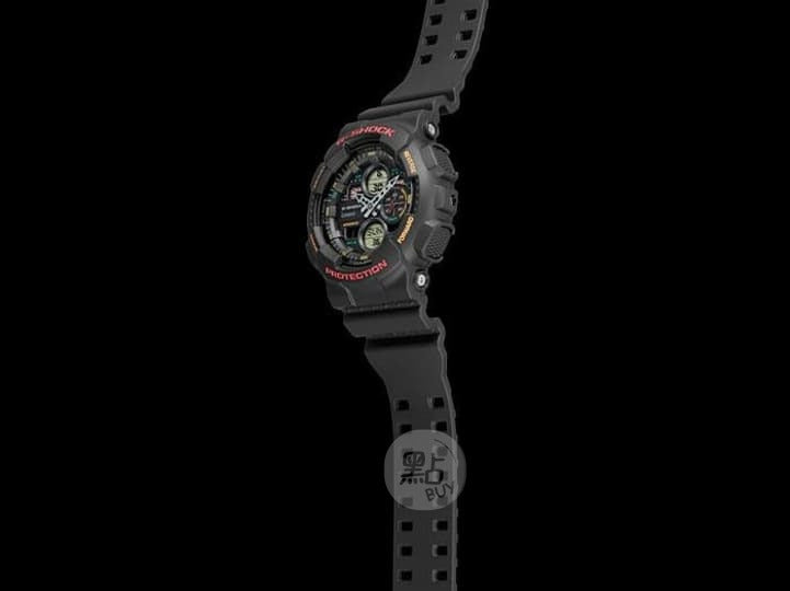 CASIO GA-140-1A4ER G-Shock 200M 防水 防震 - 手錶側面圖,黑色背景