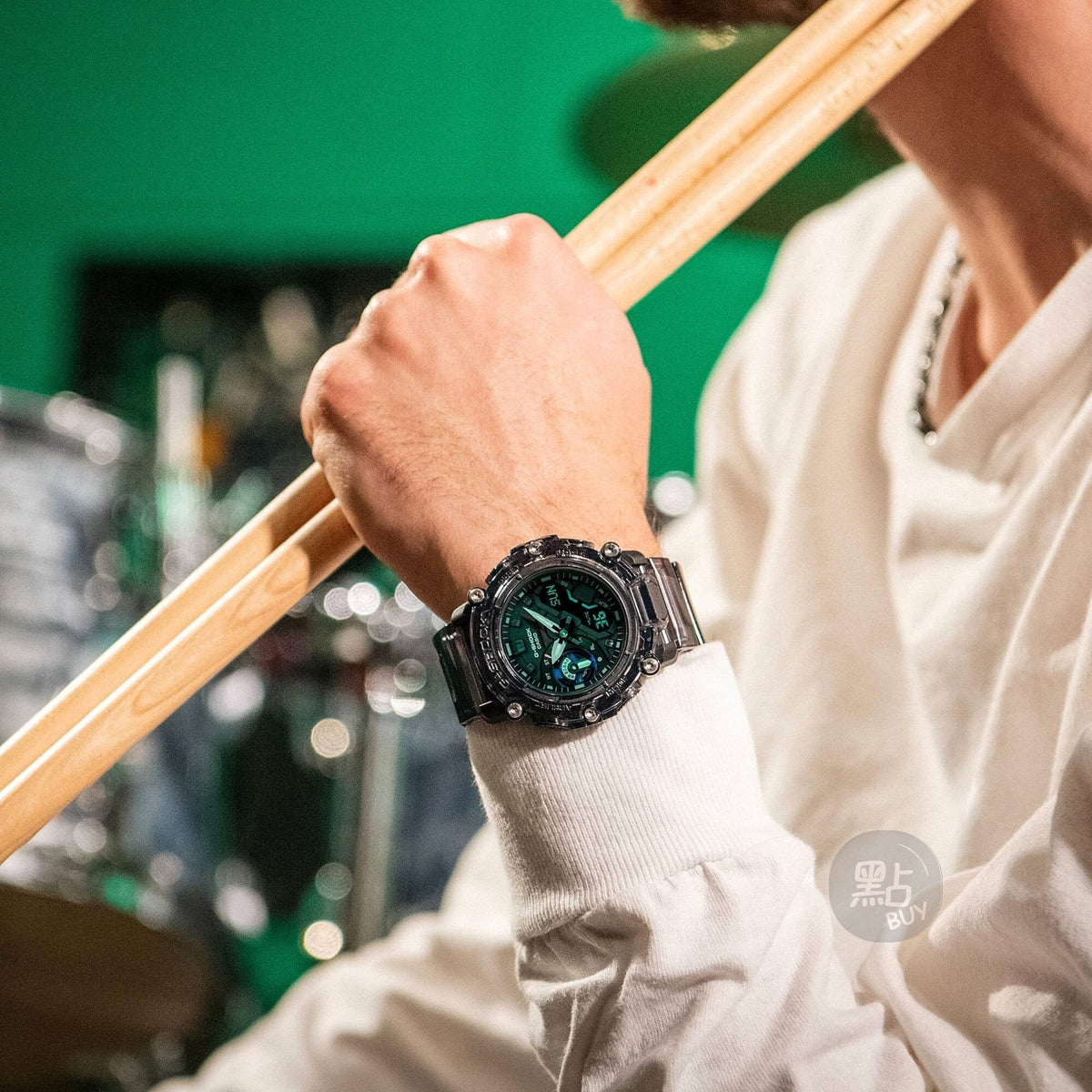 CASIO GA-2200SKL-8AER G-Shock 樹脂錶帶 200米防水 - 手錶佩戴於手腕,高舉鼓棒時尚生活照