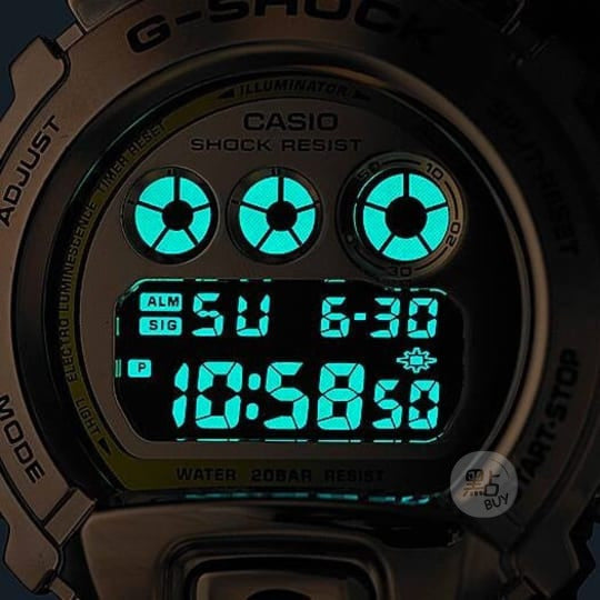 CASIO GM-6900G-9DR G-SHOCK 數碼金色錶盤男士手錶 - 錶面特寫,黑暗中藍綠色背光照明