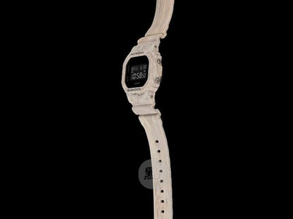 CASIO DW-5600WM-5DR G-SHOCK 指針式黑色錶盤男裝手錶 - 側面圖，黑色背景