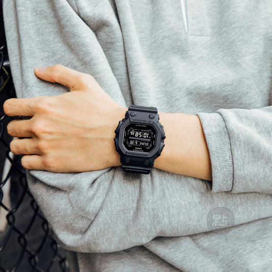 CASIO GX-56BB-1DR 樹脂錶帶 黑色 Smart Access 手錶 - 佩戴於手腕，休閒時尚生活照